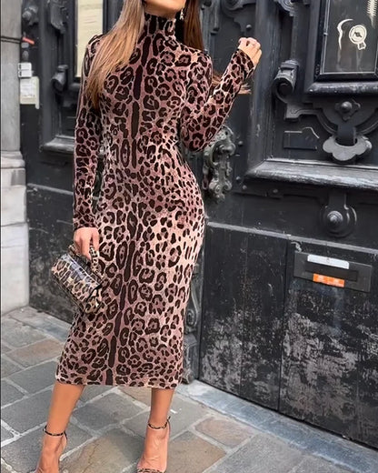 Vivienne | Form-fitting turtleneck dress with leopard print